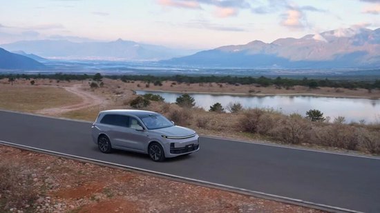  理想汽车财报反差明显，连续盈利却重金押注AI；现金充裕支撑转型。 股票财经