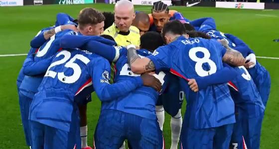  裁判意外卷入球队围圈；罗塞尼尔直言失望；足坛小事为何频频放大。 体育新闻