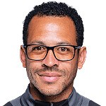  裁判意外卷入球队围圈；罗塞尼尔直言失望；足坛小事为何频频放大。 体育新闻