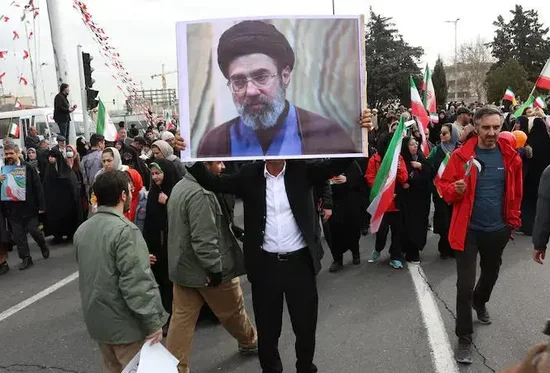  空袭惊变伊朗政局；录音披露穆杰塔巴幸存内幕与家族损失。 新闻