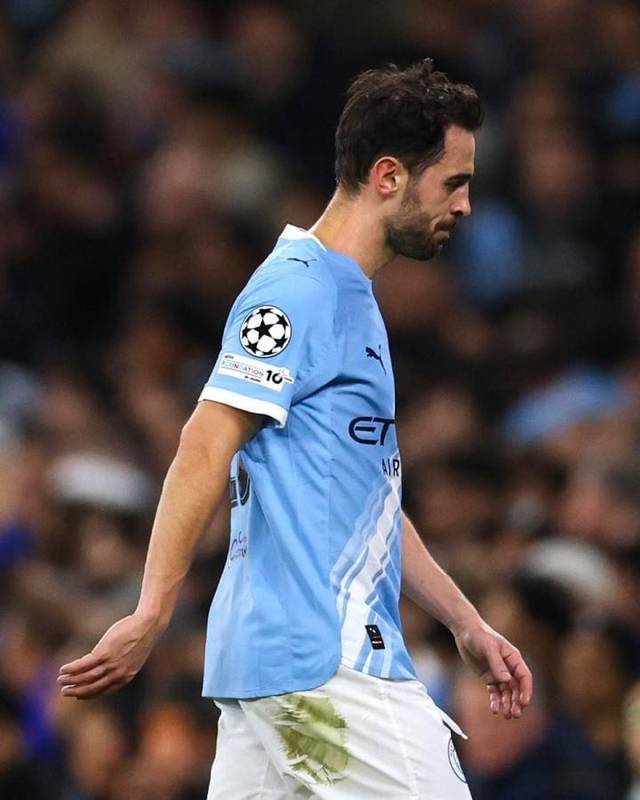 欧冠激战中,曼城队长意外染红;伯纳多·席尔瓦职业生涯首遭罚下。 体育新闻