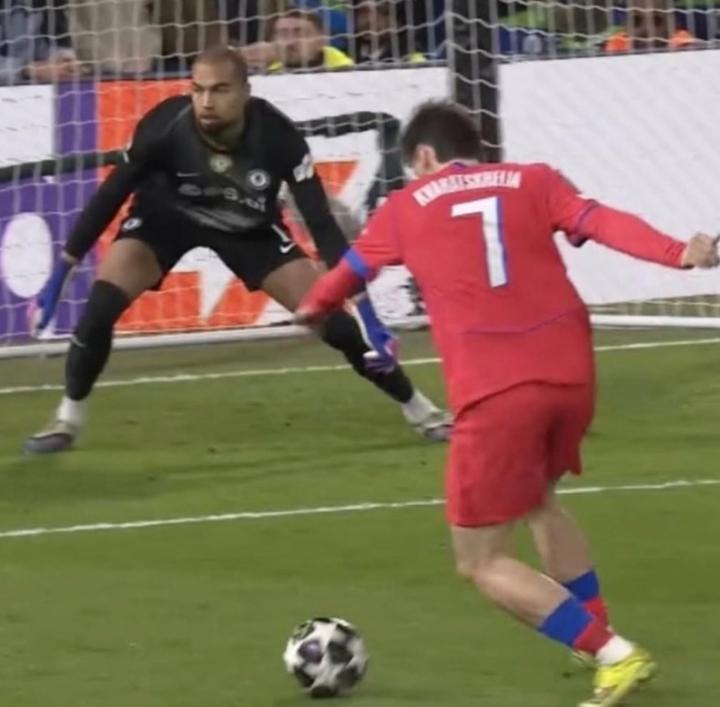  蓝军官方致敬桑切斯百场里程碑；评论区却涌现球迷尖锐吐槽。 体育新闻