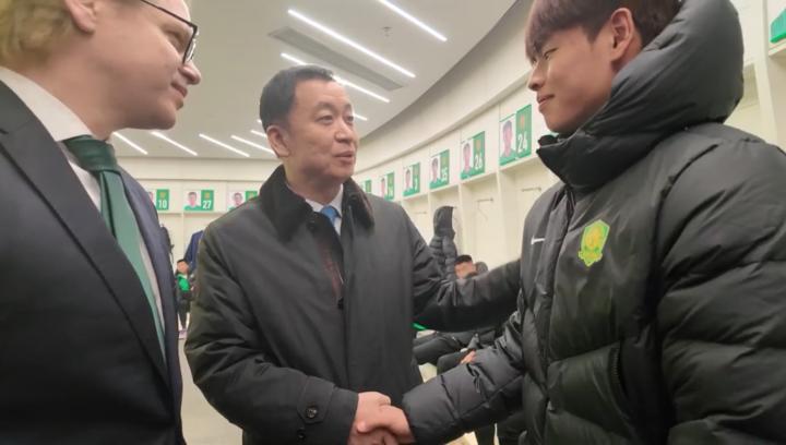  更衣室里的温暖对话，周金辉寄语年轻后卫；成长之路难免曲折。 体育新闻